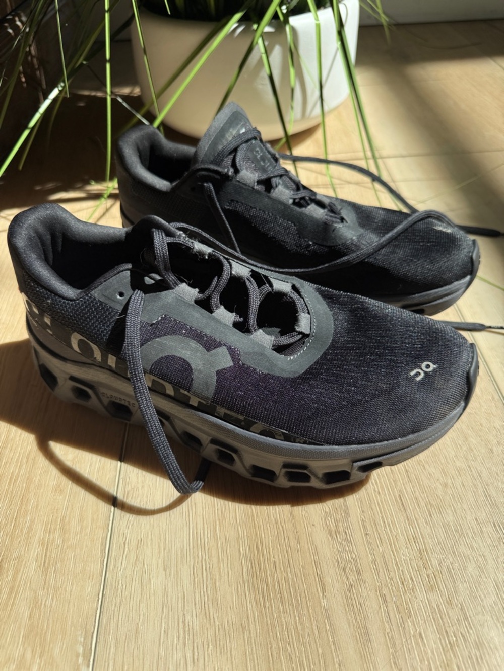 On Running women’s 7.5 Athletic Shoes - Black
